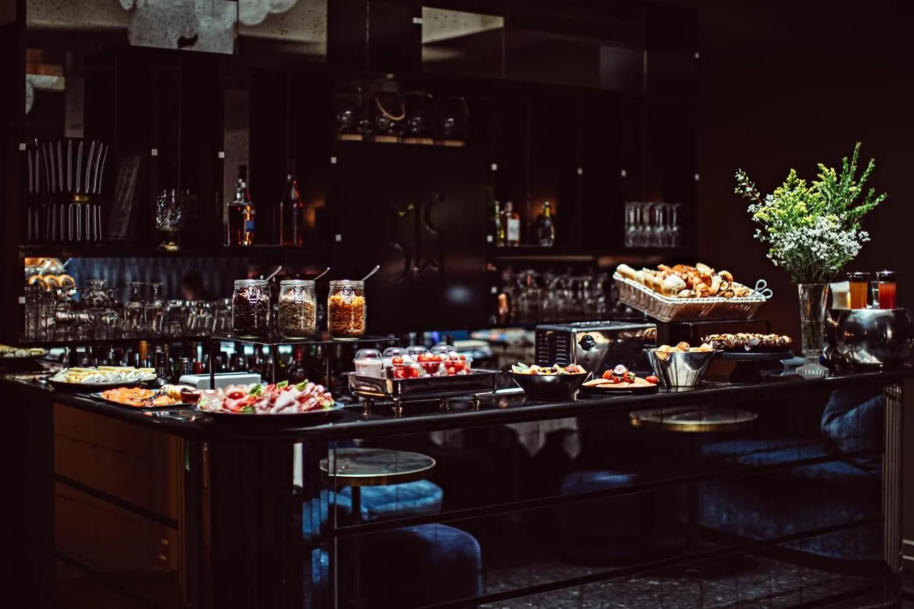Hotel Monsieur Cadet & 4*